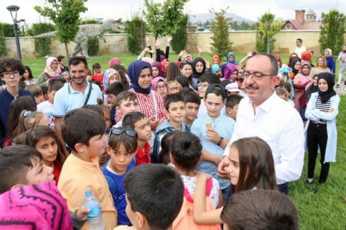 Bakan Kavu, Yaz Kursu rencilerine Verdii Sz Yerine Getirdi 