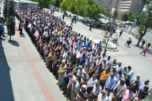 Alaka Katledilen Uygur Trkleri'ne Gyabi Cenaze Namaz Klnd 